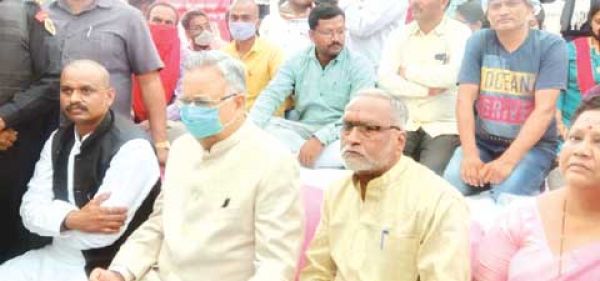  स्व सहायता समूह की  महिलाओं का धरना