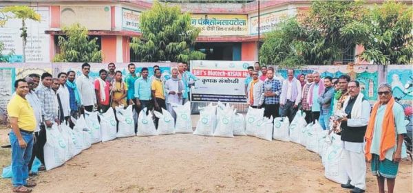   चना व प्याज की उन्नत किस्म का वितरण, बीजोपचार एवं कतारबोनी के लिए प्रशिक्षण
