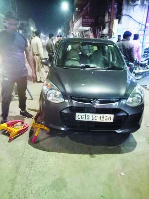 सडक़ किनारे बेतरतीब खड़े 35 वाहनों पर जुर्माना