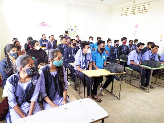 स्कूली बच्चों को दी बैंकिंग की जानकारी