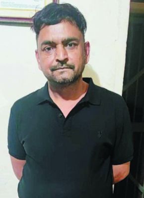 बस स्टैण्ड में सट्टा-पट्टी लिखते युवक पकड़ाया