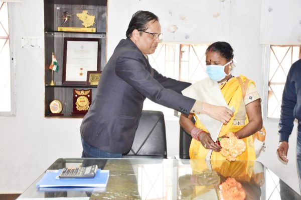 शत प्रतिशत वैक्सीनेशन, पार्षद-मितानीन सम्मानित