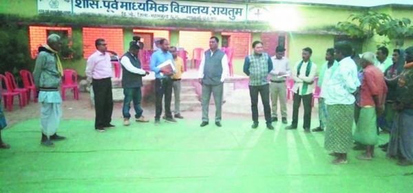 एकाएक देर शाम रायतुम पहुंचे कलेक्टर ग्रामीणों से की बातचीत