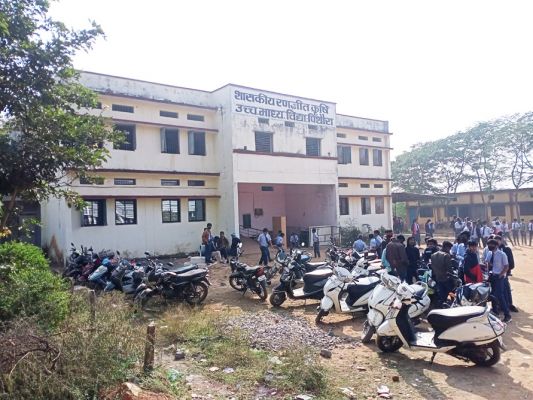 बगैर सूचना पोर्टल में नाम बदला गया, शाला विकास समिति ने किया विरोध