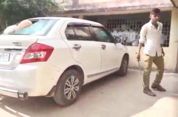 तलवार लेकर स्कूल पहुंचा छात्र, लहराते हुए शिक्षकों को दी गालियां, एक पर किया हमला