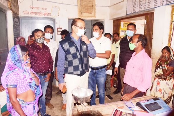 गौठान में महिलाओं की आय बढ़ाने के लिए कार्य करें-कलेक्टर