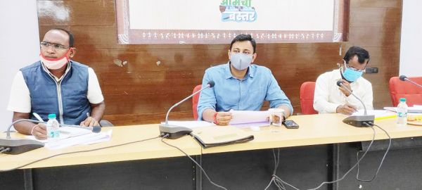 निर्माण कार्यों में विलंब, अफसरों को नोटिस