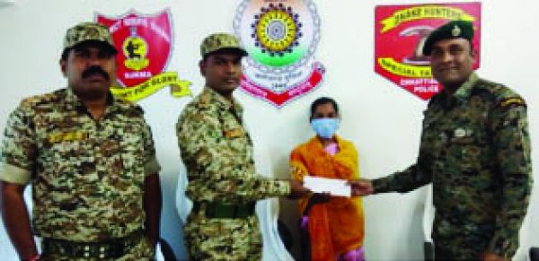 ईनामी महिला नक्सली का समर्पण