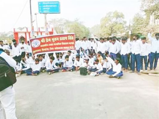 स्कूल मैदान पर दुकानें, विरोध में सडक़जाम