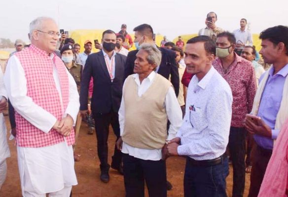सीएम ने जालबांधा उपार्जन केंद्र में किसानों से की चर्चा