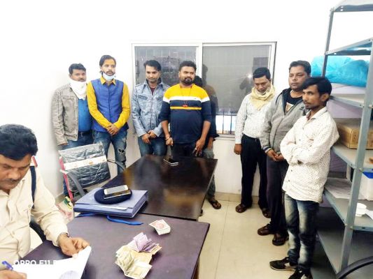 15 जुआरी पकड़ाये, नगदी जब्त