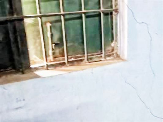 खदानों में विस्फोट से पंचायत व स्कूल की दीवारों पर दरार, ग्रामीणों ने की क्षतिपूर्ति मांग