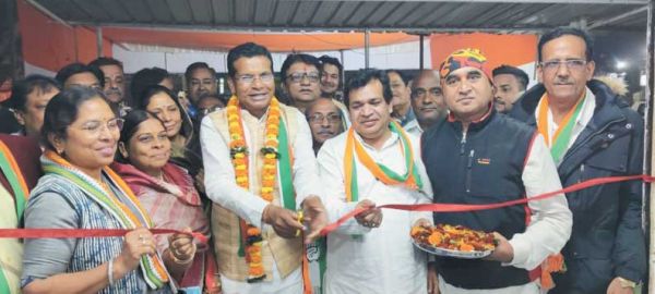 एक तरफा चुनाव जीतेगी कांग्रेस-मरकाम, कार्यालय उद्घाटन बाद वार्डों में किया जनसंपर्क