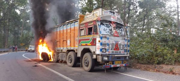 टायर फटने से चलती ट्रक में लगी आग, काबू
