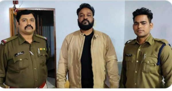 रेल्वे स्टेशन में अवैध पार्किंग वसूली, यूपी से बंदी