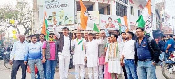 भूपेश सरकार के 3 साल पूरे, कांग्रेसियों ने फोड़े पटाखे, बांटी मिठाईयां