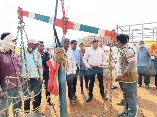 इंजीनियर, रोजगार सहायक और सचिव को नोटिस
