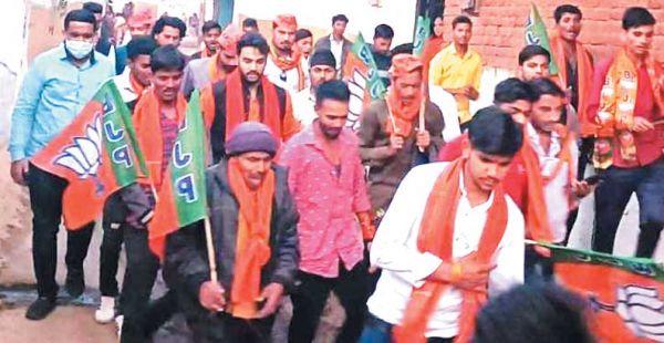 युवा मोर्चा ने खैरागढ़ में किया जनसंपर्क, निकाली बाईक रैली
