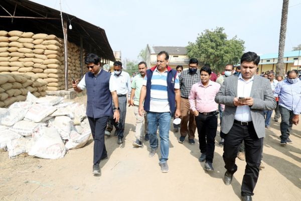 कलेक्टर ने लिया धान खरीदी केन्द्र का जायजा