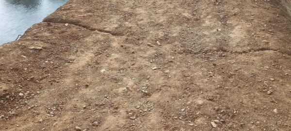 खारा बांध निर्माण में मशीन से काम, मजदूरों की फर्जी हाजिरी का आरोप, दरारें