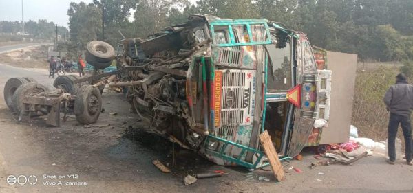 चावल लोड ट्रक बीच सडक़ पर पलटा, चालक गंभीर
