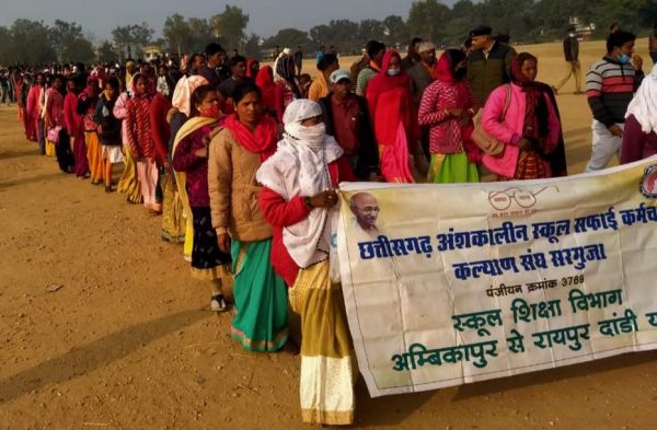 नियमितीकरण व विभिन्न मांगों को ले अंशकालीन सफाई कर्मचारी हड़ताल पर