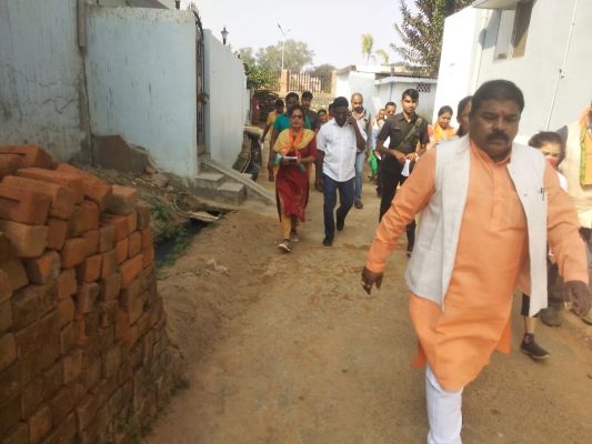 पूर्व सांसद ने बसंती ठाकुर के पक्ष में किया घर-घर संपर्क