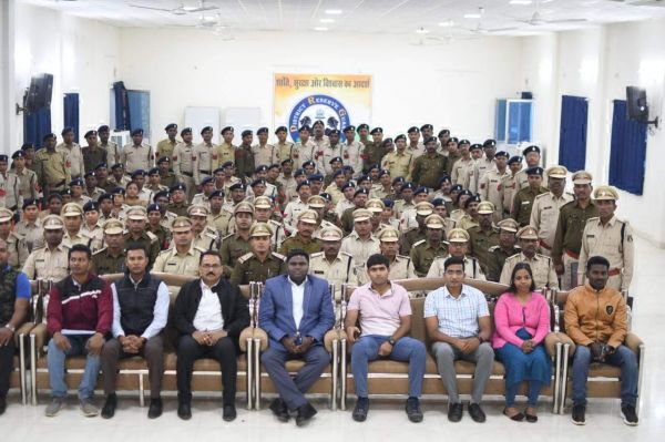 एसपी ने 35 प्रधान आरक्षकों को स्टार लगाकर और 149 आरक्षकों को फित्ती लगाकर किया पदोन्नत