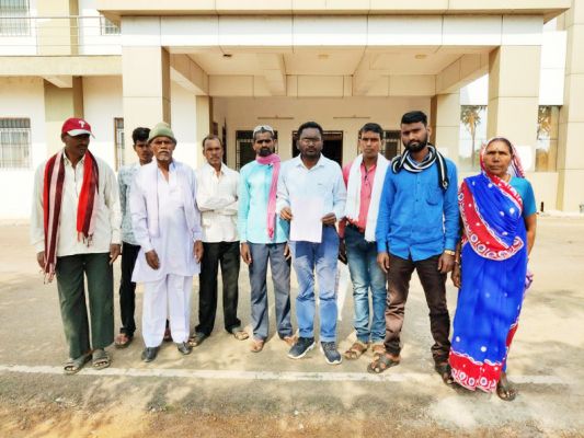 पसौद के ग्रामीणों ने गांव के ही एक परिवार के खिलाफ की कार्रवाई की मांग
