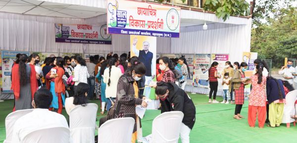 प्रतियोगी परीक्षा की तैयारी कर रहे युवाओं ने फोटो प्रदर्शनी को सराहा
