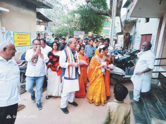 विधायक धनेन्द्र साहू कांग्रेस प्रत्याशी के प्रचार करने पहुंचे