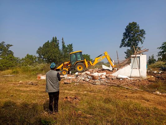 वन भूमि से बेजा कब्जा हटाया