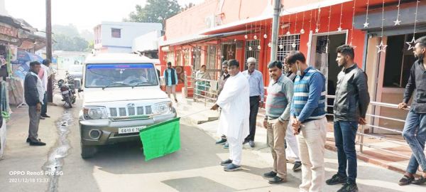 विधायक ने झंडी दिखाकर रामायण मंडली को किया रवाना