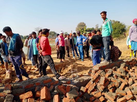 चंबोथी तालाब के मेढ़ पर अवैध अहाता निर्माण को ग्रामीणों ने किया ध्वस्त
