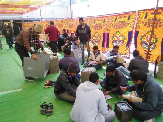 नपं चुनाव के लिए सामाग्री वितरित