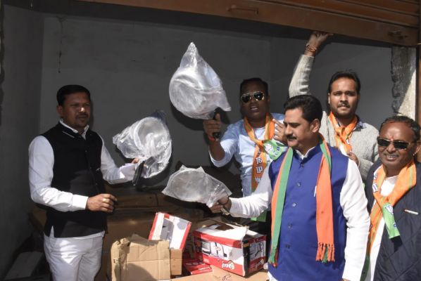 देखें VIDEO : मतदाताओं को रिझाने बड़े पैमाने पर प्रेशर कुकर पकड़ाई