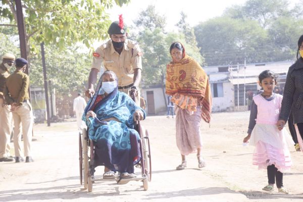 व्हीलचेयर में पहुंची मतदान केंद्र