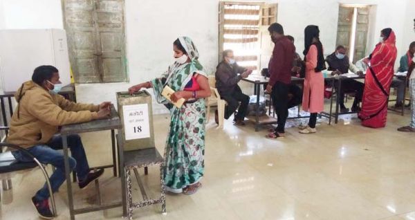 दोपहर तक खैरागढ़ में 50 और नांदगांव के उपचुनाव में 40 फीसदी वोट