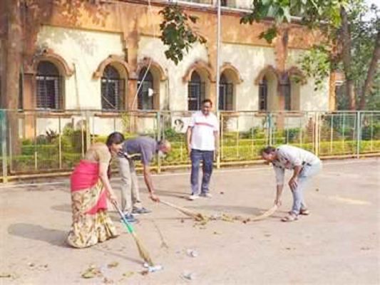 ...और कलेक्टर झाड़ू उठाने से नहीं करते गुरेज