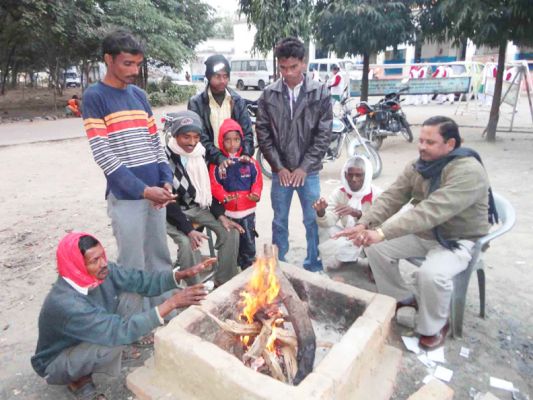 सर्द हवाओं से कड़ाके की ठंड, अलाव का सहारा