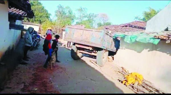 बेकाबू ट्रैक्टर-ट्रॉली घर में घुसी, बच्ची घायल, चालक फरार