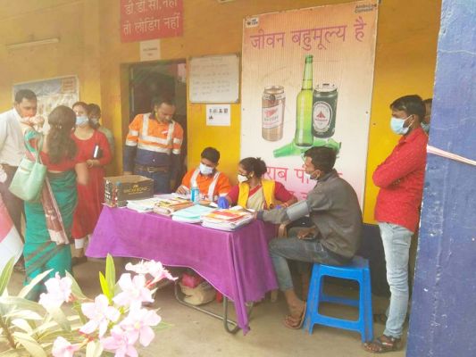 ट्रक यार्ड में स्वास्थ्य परीक्षण एवं कोरोना जागरूकता कार्यक्रम