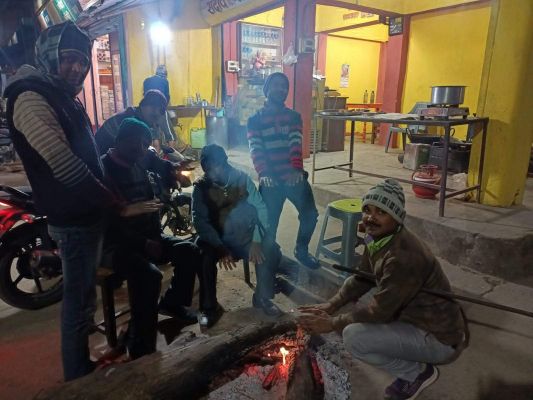 नपं ने की जगह-जगह अलाव की व्यवस्था