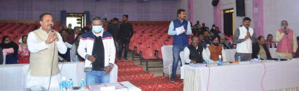 जर्जर सडक़ और अमृत मिशन योजना में अनियमितता को ले विपक्ष ने घेरा निगम सरकार को