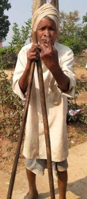 मतदान का जुनून, लाठी के सहारे आकर बुजुर्ग ने डाला वोट