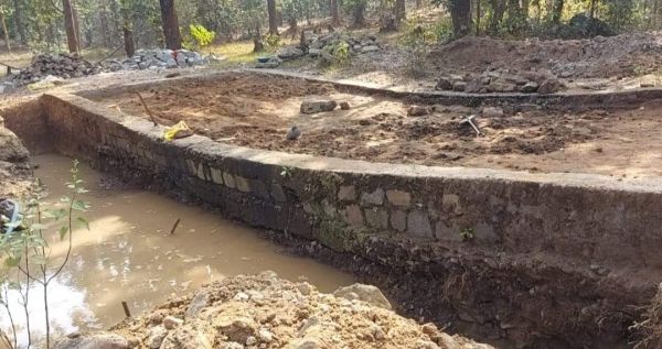 पवई फाल मार्ग में क्षतिग्रस्त रपटा और पुलिया पर ही वन विभाग ने निर्माण कार्य शुरू कर दिया