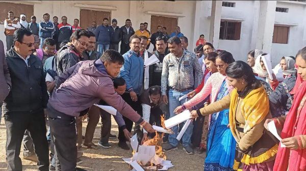 वेतन विसंगति दूर करने सहायक शिक्षक हड़ताल पर