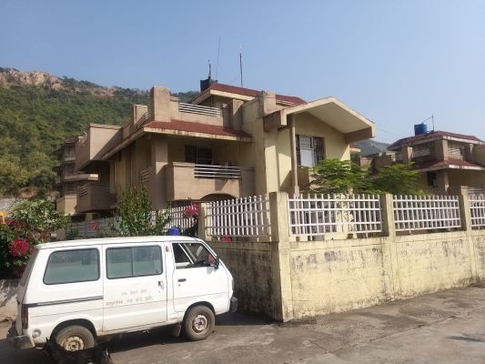 डीन के सुरक्षा गार्ड ने लगाई फांसी