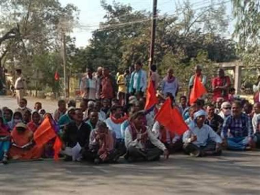 बारदानों की कमी, किसान संघ ने किया सडक़ जाम