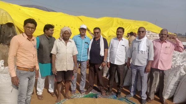भाजपाइयों ने सारखी धान खरीदी केंद्र का किया निरीक्षण